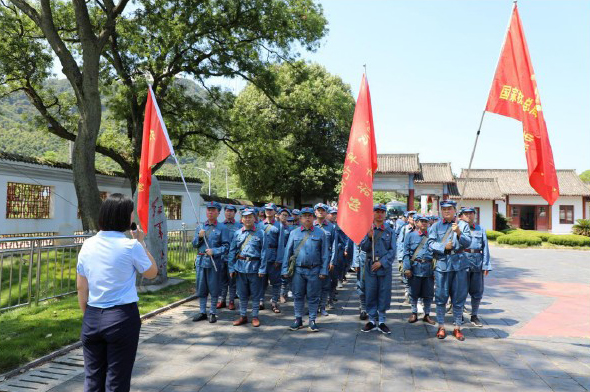 (圖為培訓(xùn)學(xué)員在“紅軍樹”下聽賀龍元帥命名紅軍樹的故事)