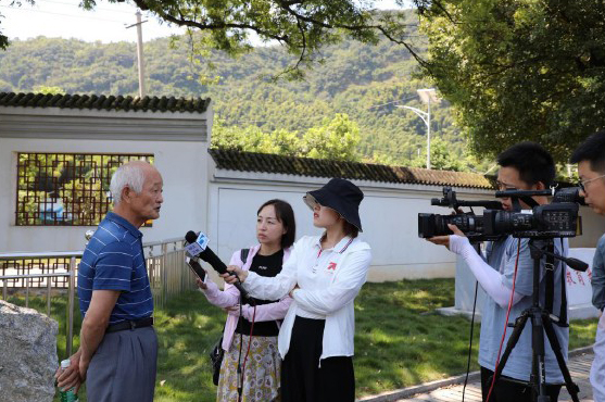 （圖為秦鳳二的孫子李春樹接受央省級媒體采訪）